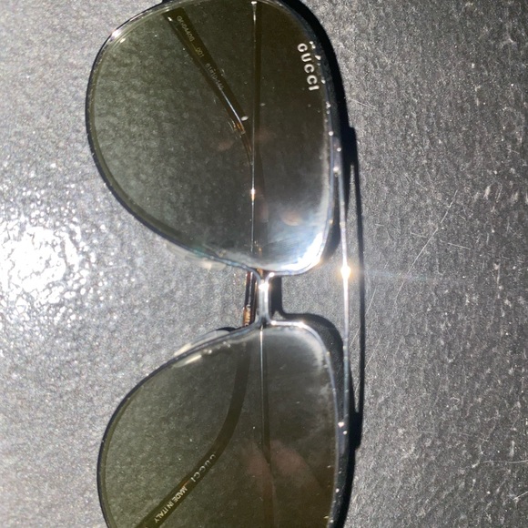 Gucci aviator glasses no scratches on lens or frame in new condition - Picture 3 of 3